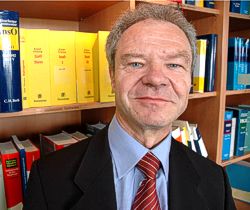 Besonderer Reiz des Vortrags von Dr. Hans Gerhard Ganter: Als Richter im für Insolvenzrecht  zuständigen BGH-Senat war er mitunter selbst an der Urteilsfindung beteiligt. Foto: JaMedia